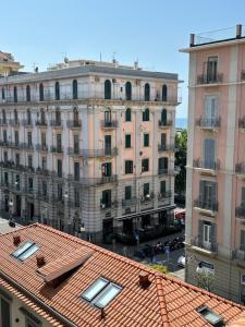 vistas a un edificio con techo rojo en Via Roma Apartment Deluxe, en Salerno