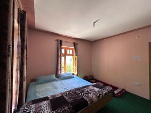 Ein Bett oder Betten in einem Zimmer der Unterkunft Valley View Homestay Lahaul