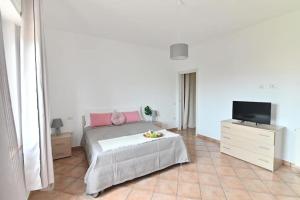 une chambre avec un lit et une télévision à écran plat dans l'établissement Green House Pula, à Pula 2 autres photos