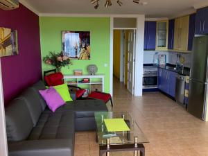 ein Wohnzimmer mit Couch und Küche in der Unterkunft Großzügige Ferienwohnung mit Atlantikblick in zentraler Lage Monte Rojo San Agustín in San Bartolomé de Tirajana