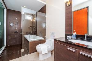 ein Badezimmer mit Toilette, Waschbecken und Dusche in der Unterkunft The Ville Jomtien Pool Villa in Jomtien Beach