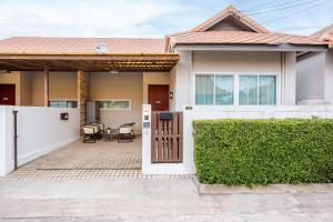 ein Haus mit einem Tor und einem Zaun in der Unterkunft The Ville Jomtien Pool Villa in Jomtien Beach + 32 Fotos