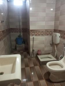 un baño con inodoro y lavabo en Pleasant View Murree, en Murree