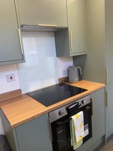 Η κουζίνα ή μικρή κουζίνα στο Curzon - 2bdrm 5beds sleeps5 ideal 4 contractors