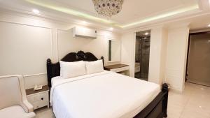 Postel nebo postele na pokoji v ubytování Elite SOFEA Saigon Hotel and Spa