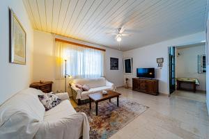 a living room with a couch and a tv at Apartments Bisko in Prizba
