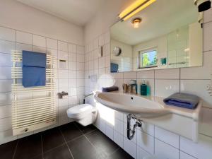 un bagno bianco con lavandino e WC di Hotel Berghof a Seefeld in Tirol