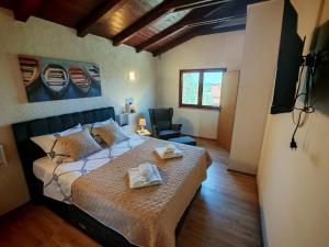 ein Schlafzimmer mit einem Bett mit zwei Handtüchern darauf in der Unterkunft Olive and Herb Retreat in Pula