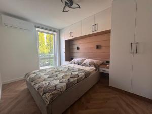 Ένα ή περισσότερα κρεβάτια σε δωμάτιο στο Migor Apartamenty