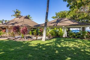 una casa con una palmera en un patio en Relax Unwind in Paradise Kulalani 203, en Waikoloa