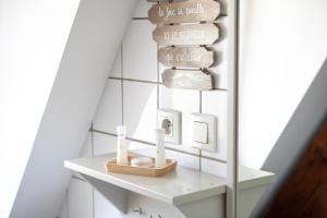 La salle de bains est pourvue d'une étagère avec deux bougies et un miroir. dans l'établissement Duplex 3 châteaux, à Eguisheim 10 autres photos