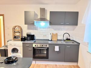 Dapur atau dapur kecil di RtR Herne - For up to 5 Guests - 3 Bedrooms - Parking - Modern - Central - Fully Equipped +2 gambar
