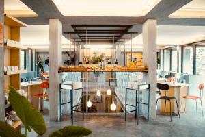 un restaurante con una barra con taburetes en 'RE-Dama Hostel, en Florencia