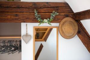 une pièce avec un plafond en bois avec un miroir dans l'établissement Duplex 3 châteaux, à Eguisheim