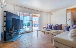セグル・デ・カラフェルにあるLovely Home In Segur De Calafellのソファとテレビのあるリビングルーム