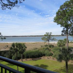 widok na wodę z balkonu domu w obiekcie 1857 Beachside Tennis at The Sea Pines Resort w mieście Hilton Head Island