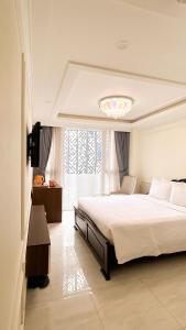 Postel nebo postele na pokoji v ubytování Elite SOFEA Saigon Hotel and Spa