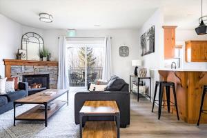 Posezení v ubytování Beautiful & Bright 3 Bed Townhome Near Village