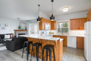 Dapur atau dapur kecil di Beautiful & Bright 3 Bed Townhome Near Village