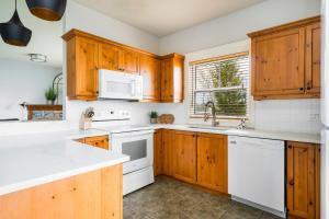 Dapur atau dapur kecil di Beautiful & Bright 3 Bed Townhome Near Village