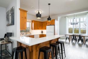 Dapur atau dapur kecil di Beautiful & Bright 3 Bed Townhome Near Village