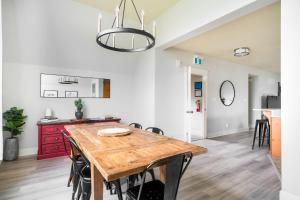 Dapur atau dapur kecil di Beautiful & Bright 3 Bed Townhome Near Village
