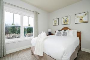 Katil atau katil-katil dalam bilik di Beautiful & Bright 3 Bed Townhome Near Village