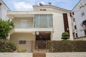 una casa con una valla delante en Hotel Merkaj, en Berat