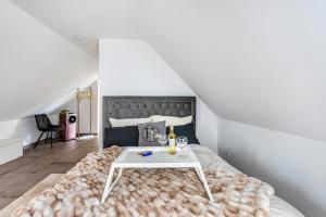 Giường trong phòng chung tại Deluxe Apartment