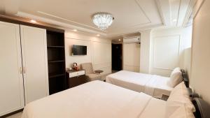 Postel nebo postele na pokoji v ubytování Elite SOFEA Saigon Hotel and Spa + 37 fotografií