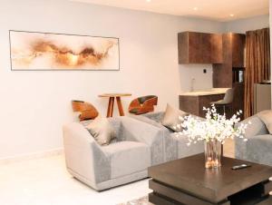 a living room with a couch and a table at Edgewoodapartment in Jiru