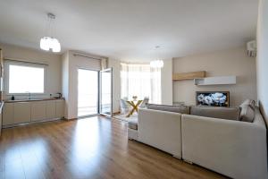 TV a/nebo společenská místnost v ubytování Poseidon Nest - 2BR, 360 Sea View, Office, Pool
