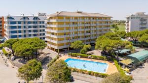 an overhead view of a hotel and a swimming pool at La Zattera in Porto Santa Margherita di Caorle