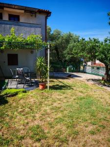eine Terrasse mit einem Tisch und einem Stuhl im Hof in der Unterkunft Olive and Herb Retreat in Pula