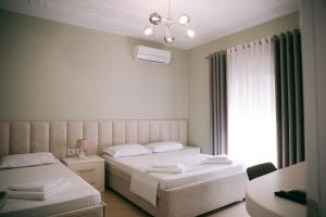 Un pat sau paturi într-o cameră la Hotel Merkaj