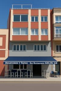 Un edificio con mesas y sillas delante. en Pension Gelin, en Carrizo de la Ribera 8 fotos más