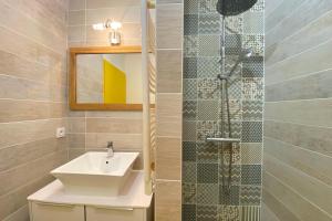 a bathroom with a sink and a shower at Villa Brésil - Domaine Le Sherwood in Notre-Dame-de-Monts +3 photos