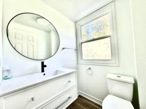 Ванная комната в Four and half bedrooms 10 Acres of forest with trails +22 фотографии