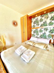 Postel nebo postele na pokoji v ubytování AZUR Appartement avec vue sur l'île de Port Cros