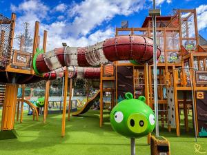 une aire de jeux avec un toboggan dans un parc dans l'établissement Breeze Puerto Rico, à Puerto Rico