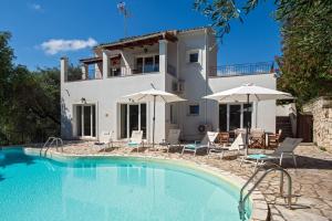 Bazén v ubytování Villa Xanthe by PosarelliVillas nebo v jeho okolí