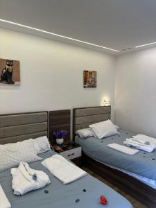 Кровать или кровати в номере Go Vibes Pyramids View INN