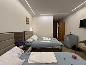 Кровать или кровати в номере Go Vibes Pyramids View INN