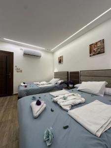 Una cama o camas en una habitación de go vibes pyramids