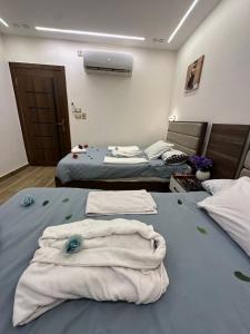 Кровать или кровати в номере Go Vibes Pyramids View INN