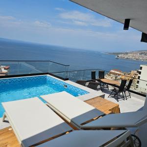 balcón con piscina, mesa y sillas en Penthouse Paradise, en Sarandë