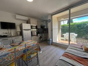 Η κουζίνα ή μικρή κουζίνα στο Le Ponant - Appartement proche du port et de la mer +11 φωτογραφίες