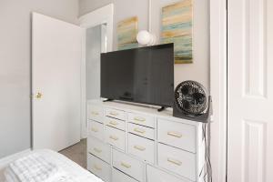 TV in/ali zabaviščno središče v nastanitvi Modern 2BR Mins to Univ, Zoo, Destiny, Downtown