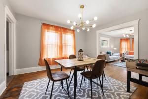 Predel za sedenje v nastanitvi Modern 2BR Mins to Univ, Zoo, Destiny, Downtown