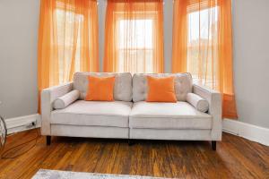 Predel za sedenje v nastanitvi Modern 2BR Mins to Univ, Zoo, Destiny, Downtown